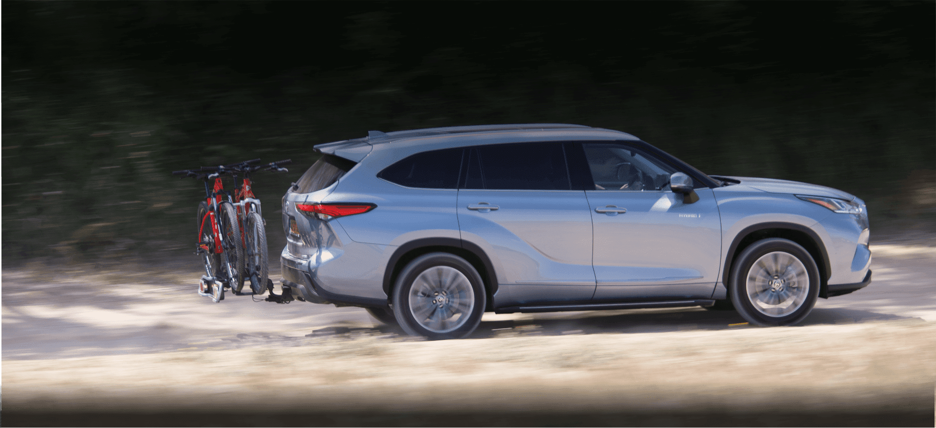 טויוטה היילנדר 2025 בנסיעה – SUV היברידי עם 7 מושבים, עיצוב מרשים וביצועים חסכוניים, אידיאלי למשפחות בישראל