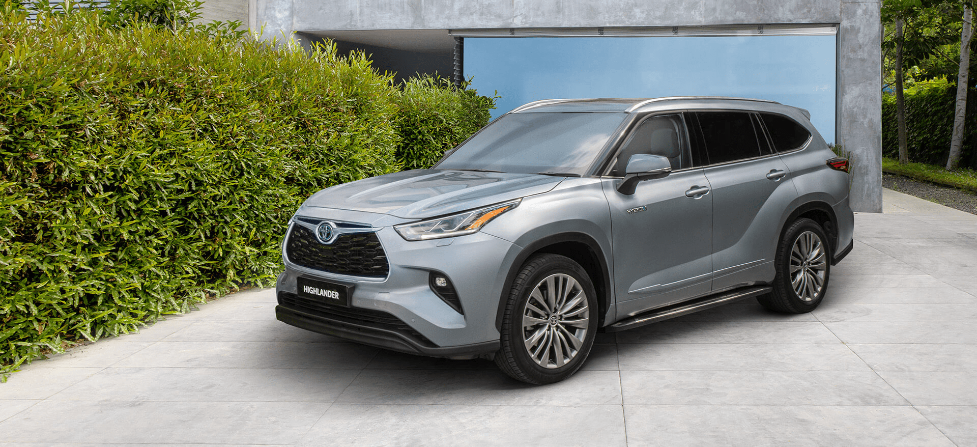 טויוטה היילנדר 2025 חונה בחניה פרטית – רכב SUV היברידי גדול למשפחות, משתלב בנוחות באורח חיים ישראלי