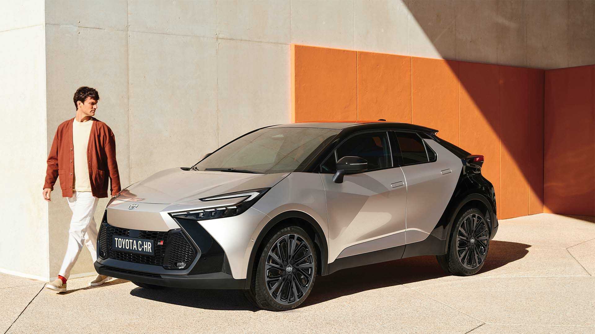 טויוטה C-HR 2025 בצבע כסף – SUV היברידי מעוצב וחסכוני, זמין בטויוטה אוטופיה ירושלים ומודיעין